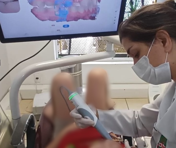 Dra. Letícia Fanton em atendimento com Câmera Intrabucal HD em Campinas